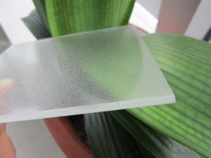 Szkło dyfuzyjne o niskiej zawartości żelaza