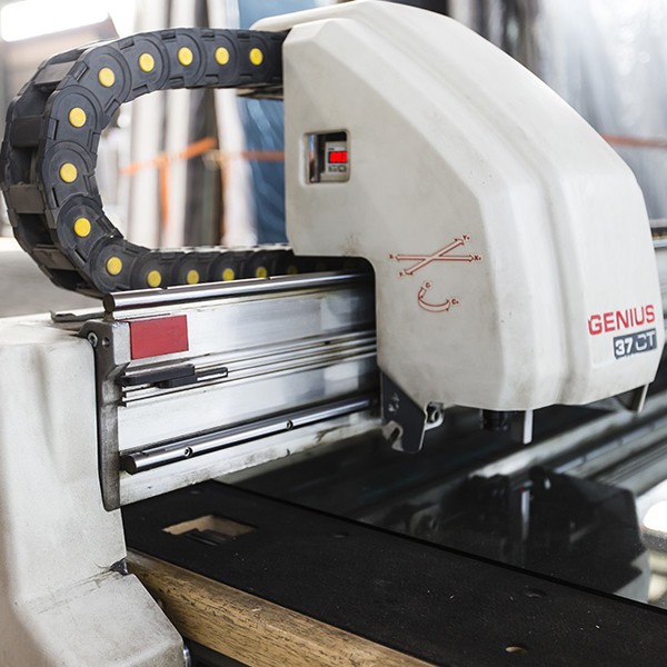 Glass cutting machine